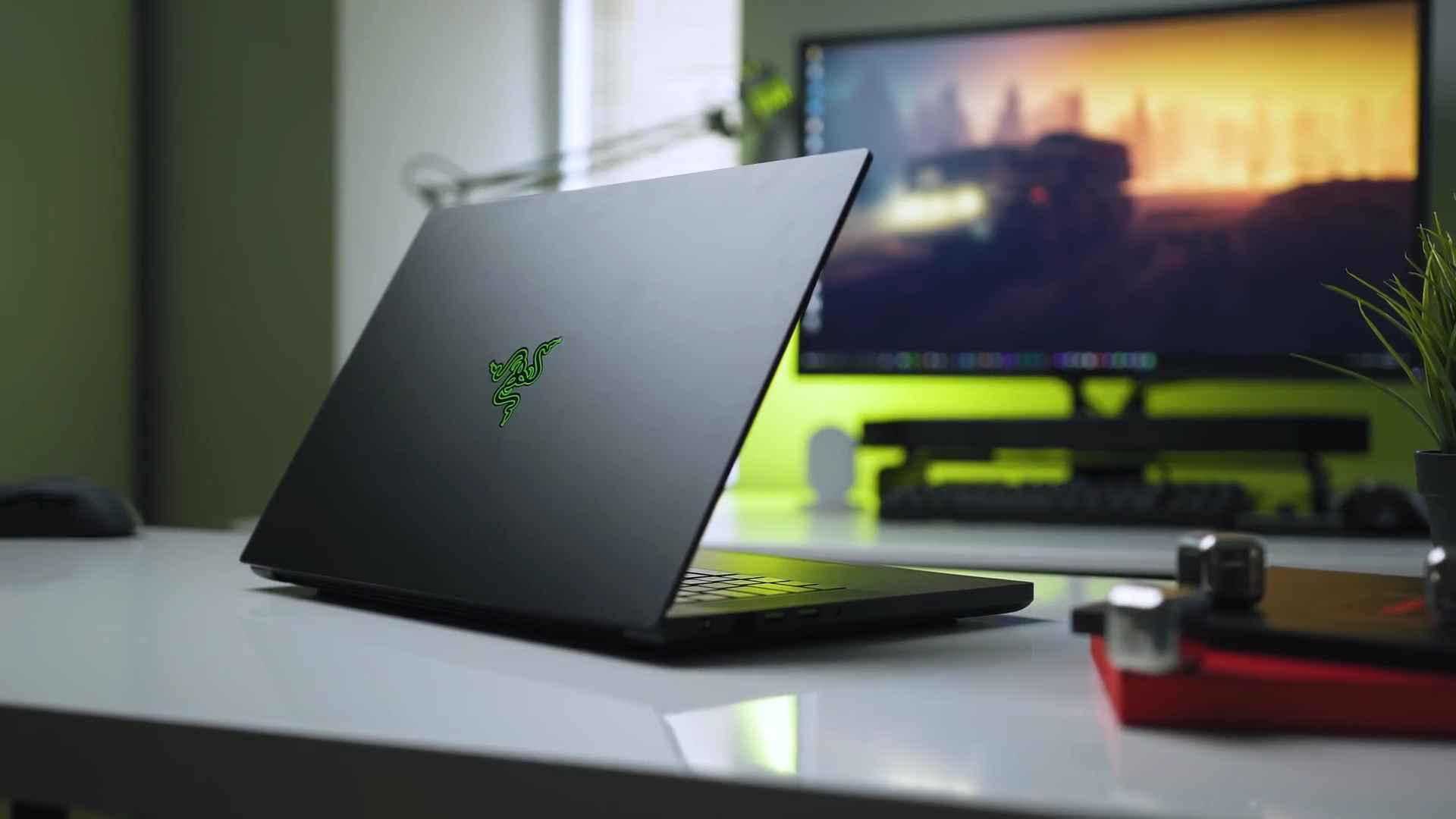 Razer Blade 15: World's Smallest 15.6" Gaming Laptop - 60Hz Full HD Thin Bezel - 8th Gen Intel Core i7-8750H 6 Core - NVIDIA GeForce GTX 1060 Max-Q - 16GB RAM - 128GB SSD + 1TB HDD - Windows 10